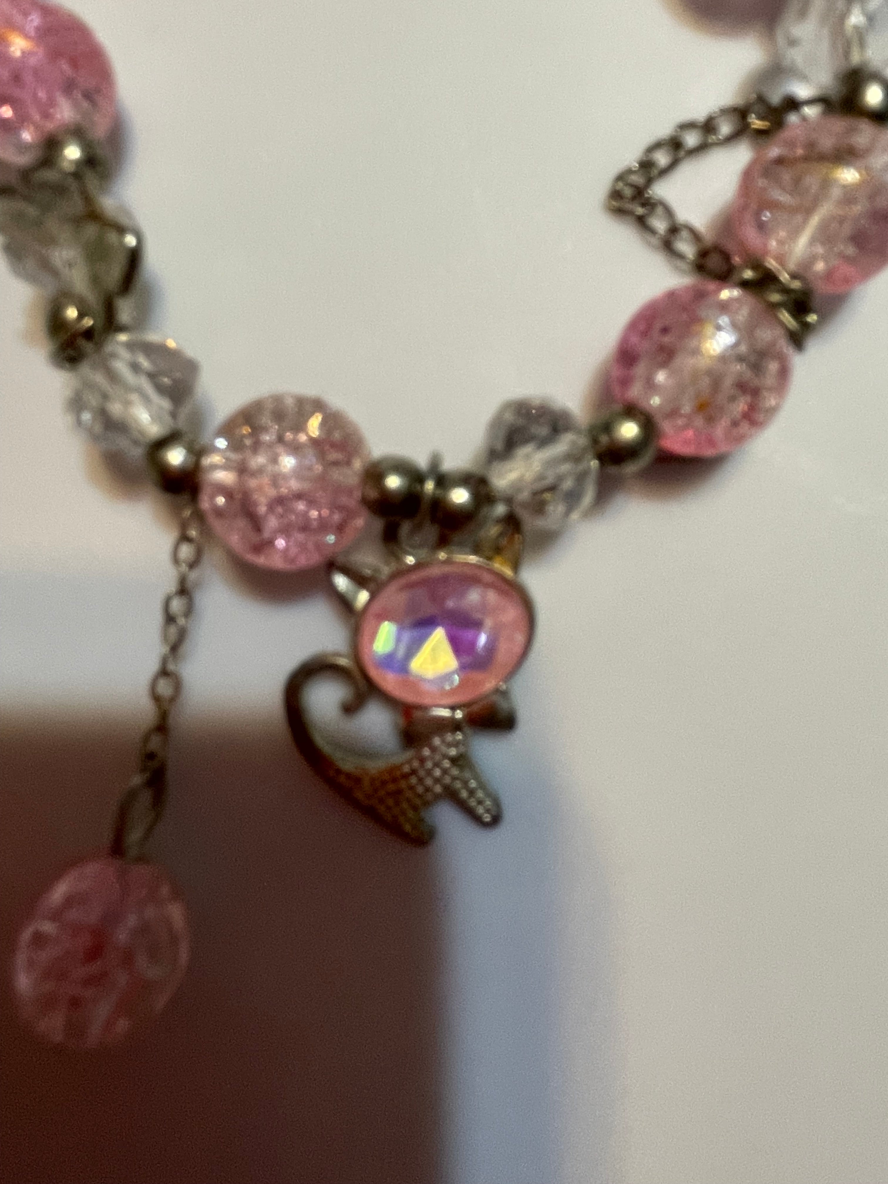 Bracelet with pink beads and a heart-shaped charm