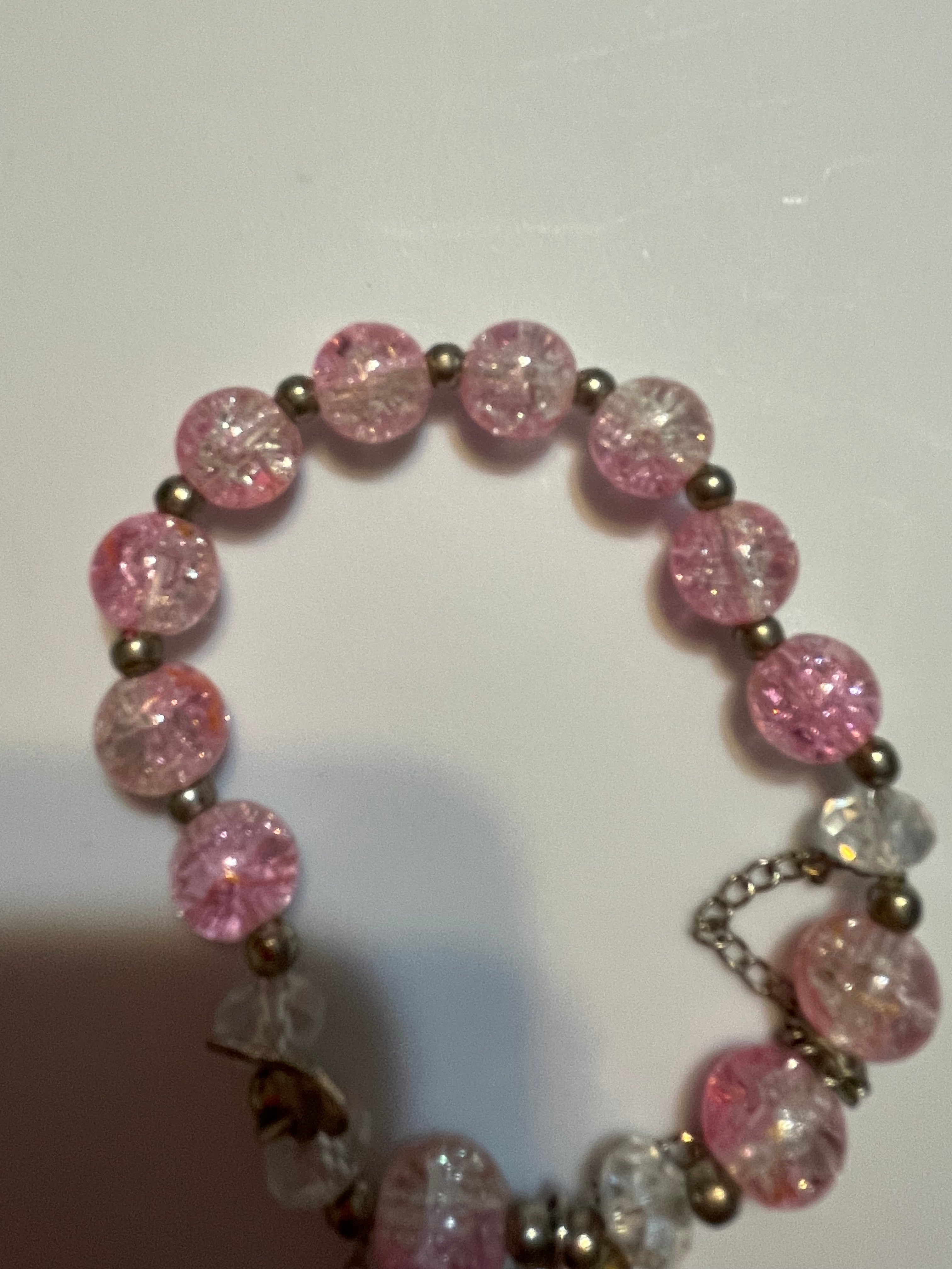 Bracelet with pink beads and a heart-shaped charm